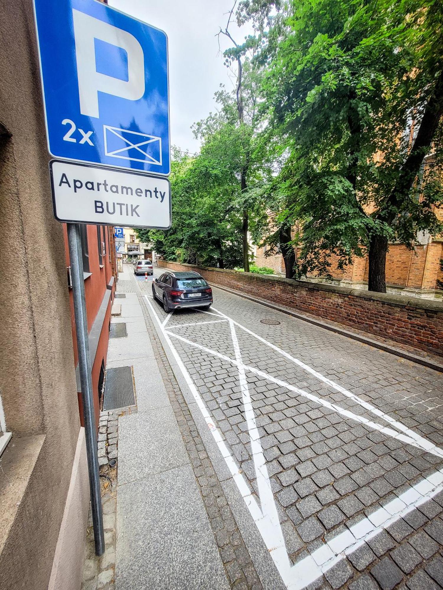 Butik Apartamenty Old Town Torun - Parking Exterior foto